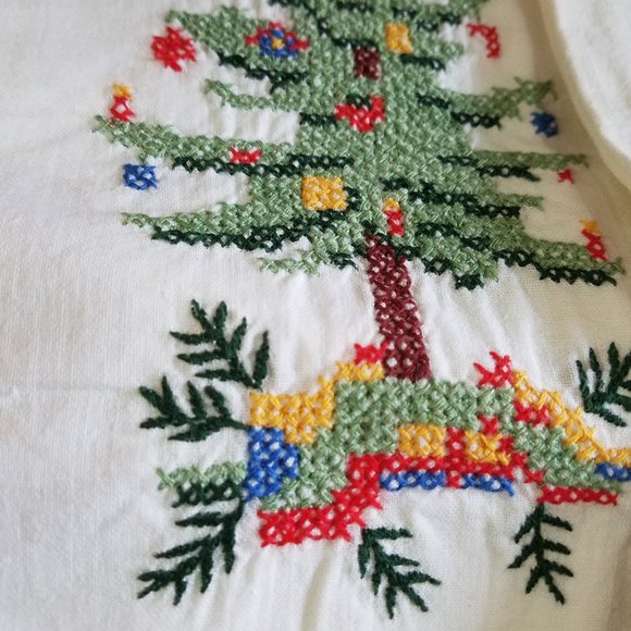 2 -TWO Vintage Lillian Vernon Christmas Tree Guest Towels Cross Stitch Bathroom - Picture 4 of 17